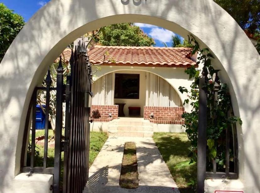Entire Private Beautiful 2 Bedroom Plus Den House With Gated Front&Back Yard And Free Parking 10Min Drive To Miami Beach Buitenkant foto