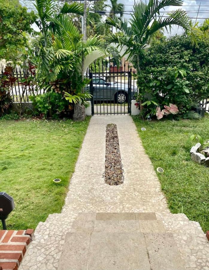 Entire Private Beautiful 2 Bedroom Plus Den House With Gated Front&Back Yard And Free Parking 10Min Drive To Miami Beach Buitenkant foto