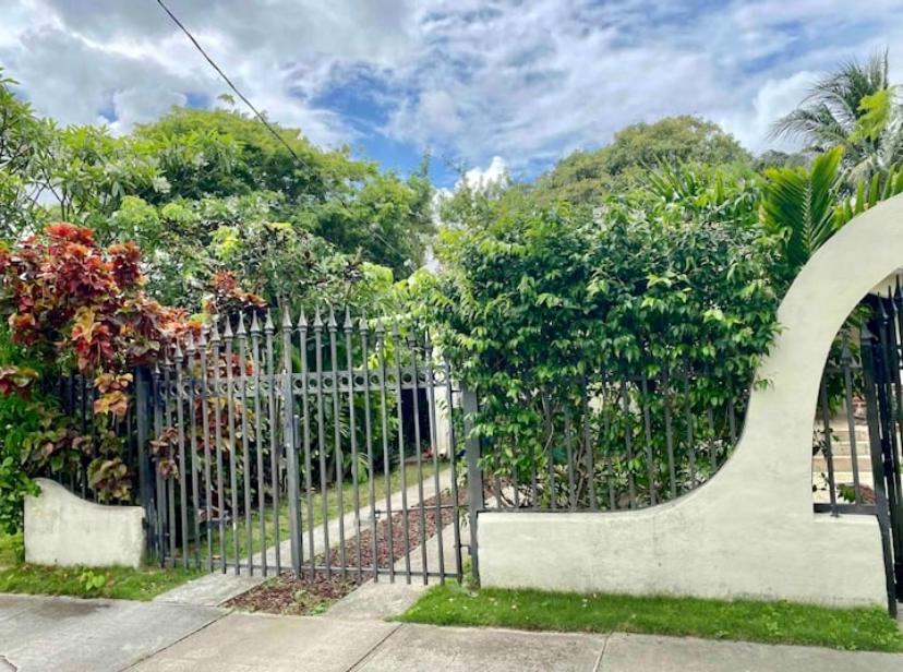 Entire Private Beautiful 2 Bedroom Plus Den House With Gated Front&Back Yard And Free Parking 10Min Drive To Miami Beach Buitenkant foto