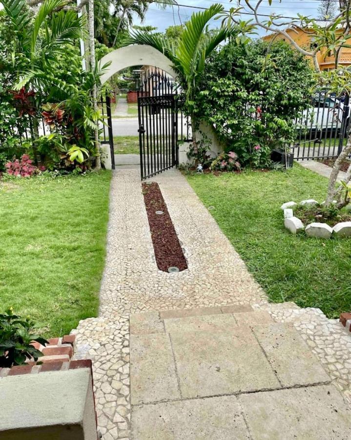 Entire Private Beautiful 2 Bedroom Plus Den House With Gated Front&Back Yard And Free Parking 10Min Drive To Miami Beach Buitenkant foto