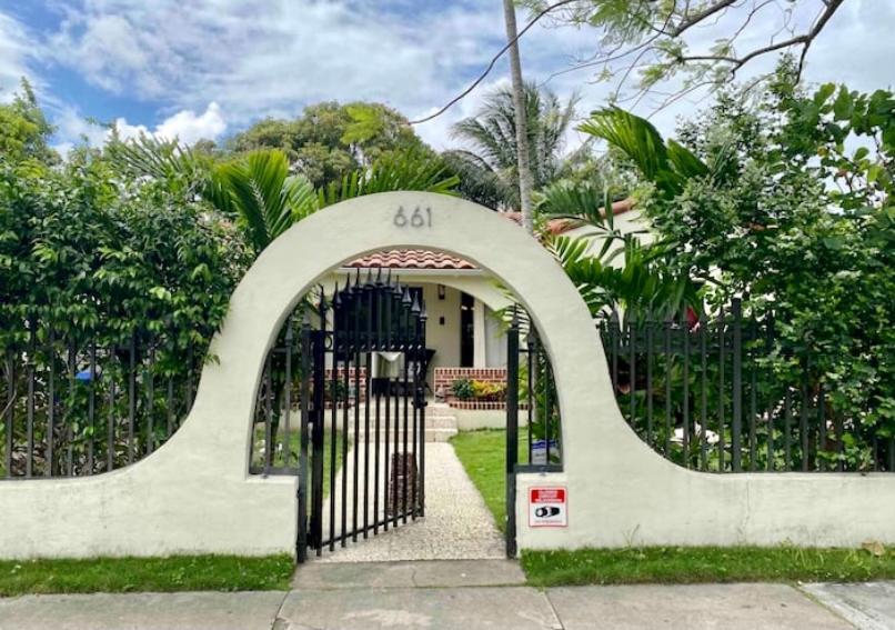Entire Private Beautiful 2 Bedroom Plus Den House With Gated Front&Back Yard And Free Parking 10Min Drive To Miami Beach Buitenkant foto