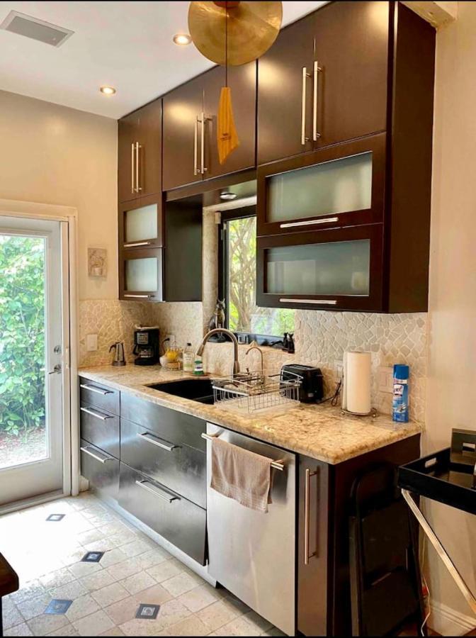 Entire Private Beautiful 2 Bedroom Plus Den House With Gated Front&Back Yard And Free Parking 10Min Drive To Miami Beach Buitenkant foto