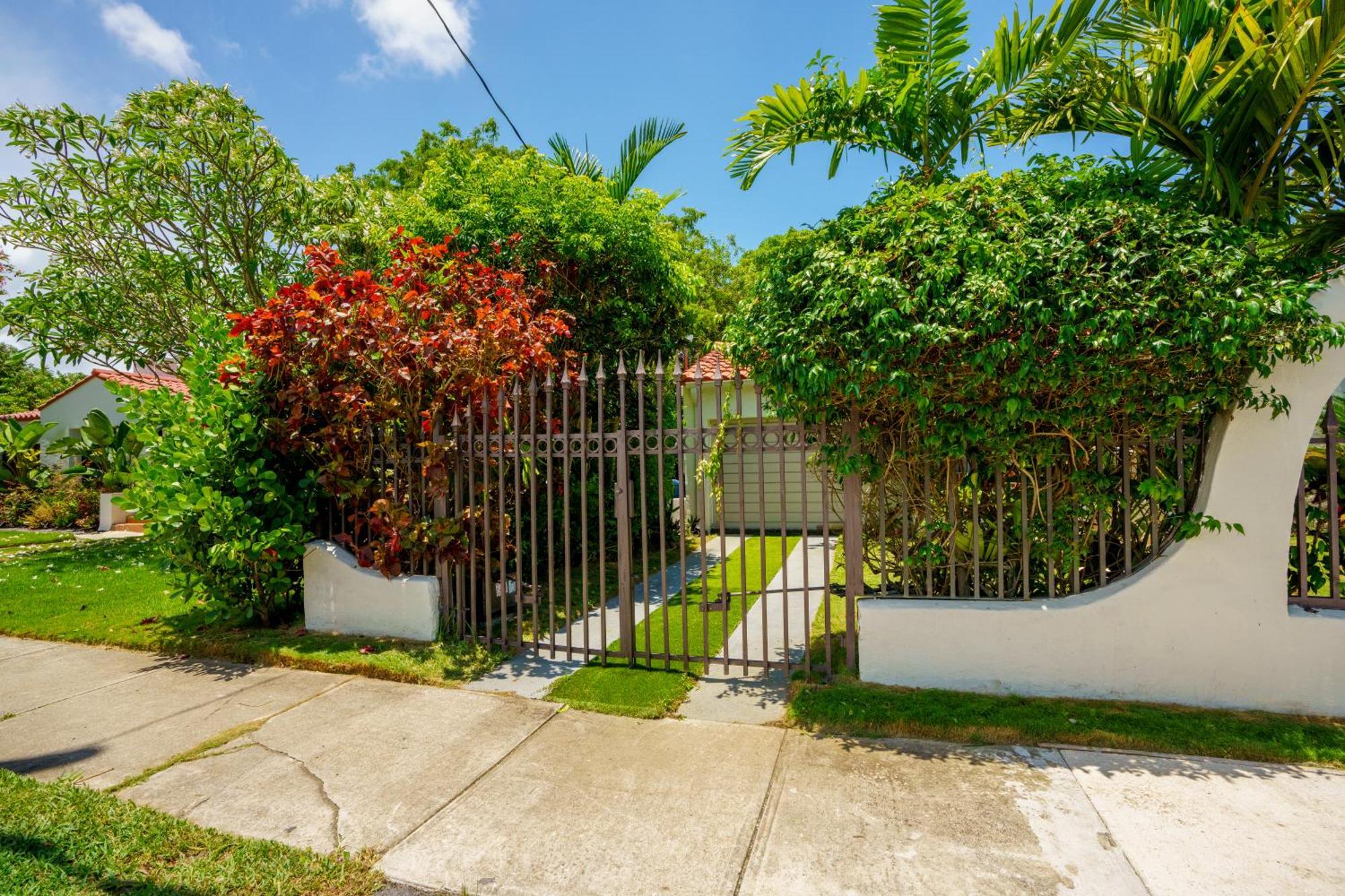 Entire Private Beautiful 2 Bedroom Plus Den House With Gated Front&Back Yard And Free Parking 10Min Drive To Miami Beach Buitenkant foto