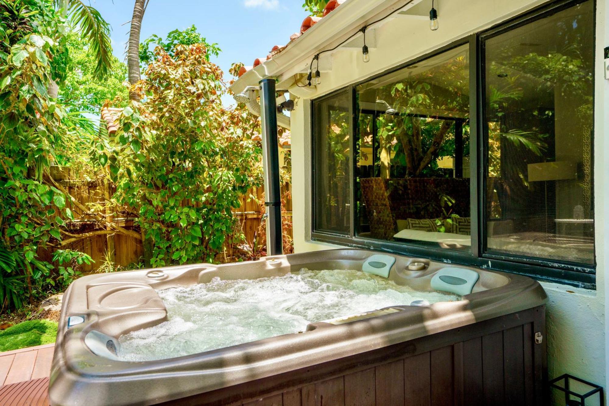 Entire Private Beautiful 2 Bedroom Plus Den House With Gated Front&Back Yard And Free Parking 10Min Drive To Miami Beach Buitenkant foto