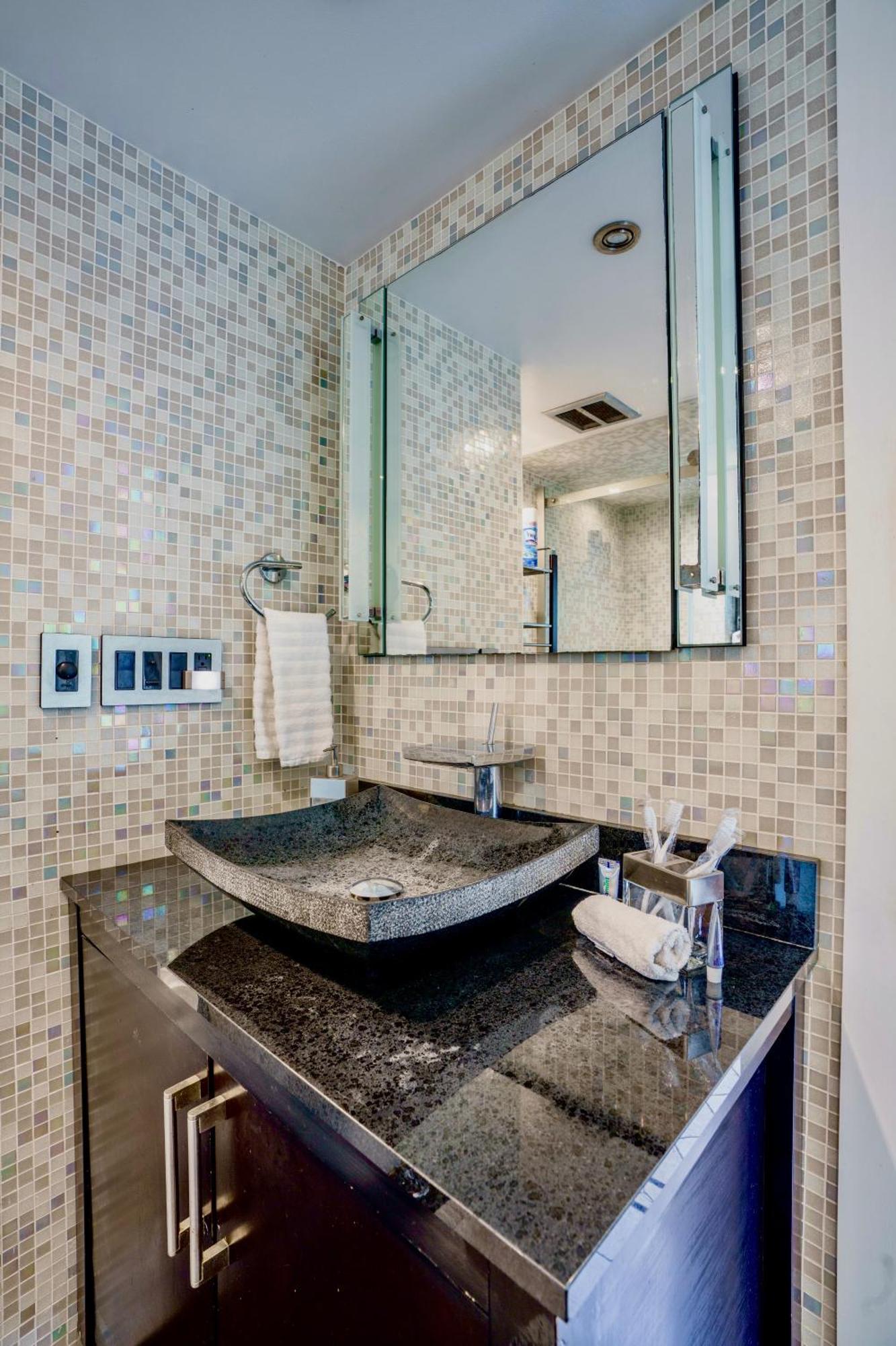 Entire Private Beautiful 2 Bedroom Plus Den House With Gated Front&Back Yard And Free Parking 10Min Drive To Miami Beach Buitenkant foto